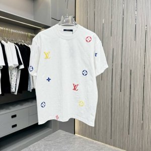 Lv 驴子 25Fw春夏新款圆领T恤 采用重磅320G双纱精梳棉材质 上身立体感强 采用重磅洗水工艺搭配满身印花工艺发泡白色衬托老驴家 洗涤方式：面料仅限干洗或
