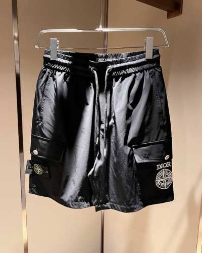 dior 迪奥 联名Stoneisland 石头岛 2025春夏新款男女同款短袖T恤，主创时尚注入了全新时尚能量。通过探索各种题材和性感魅力，极具辨识度，引领全