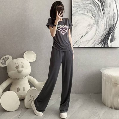 码数：S-M-L-Xl-Xxl 颜色：灰色 面料：棉 青春少女风亮片爱心字母图案T恤直筒裤套装 美轮美奂，优雅气质，满满的青春活力感，好穿不挑肤色 腰部松紧设计