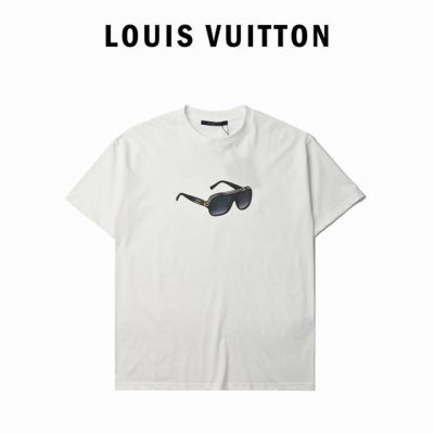 Louis Vuitton 路易威登 墨镜印花短袖T恤 简约时尚，一眼心动 这件Lv白色T恤，宛如时尚界的一颗璀璨新星。纯净的白色底色，散发着简洁而高雅的气质，