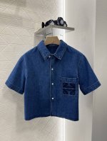 loew*2025新品上架 复古水洗牛仔衬衫 定制Yb斜纹全棉牛仔材质 质感十足 水洗做旧复古深蓝色 牛仔衬衫短袖上衣 口袋点缀Yb工艺刺绣图腾徽标 深色刺绣更