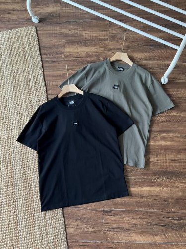 北面Ue男短袖T恤宽松舒适城市户外春夏新款Thenorthface 8Btv线上498，重磅精梳棉面料，亲肤透气，柔软舒适！廓形剪裁，上身宽松有型！今年标志性小