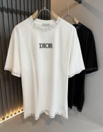 dio*迪家 2025春夏新款男女同款短袖T恤，专柜同步发售！定制专属260克纯棉面料，定制原版工艺螺纹，胸前Logo图案压胶工艺设计！简约大方，从容百搭，档次