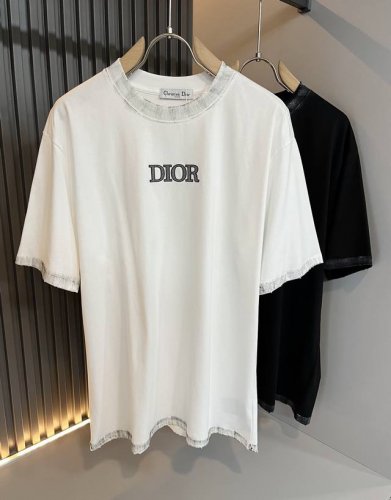 dio*迪家 2025春夏新款男女同款短袖T恤，专柜同步发售！定制专属260克纯棉面料，定制原版工艺螺纹，胸前Logo图案压胶工艺设计！简约大方，从容百搭，档次