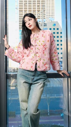 真丝丝绒印花中式棉衣 真丝绒 活性印花 绒面桑蚕丝 底布和里布是黏胶纤维面料 填充物为高品质云朵棉 手感软糯 Sml