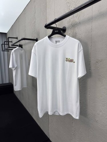 Dior 蛇形刺绣短袖 工艺说明：采用21S双纱全棉平纹布，克重320G，配套21双纱精棉1*1横版机织造螺纹，购入Y版打Ab色分析染料配比，订染大货面料螺纹颜