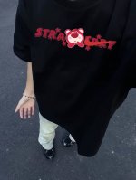 Nike 耐克 联名草莓熊圆领短袖男女同款半袖T恤 面料采用26G双纱纯棉面料、经过高温预缩处理，配套同缸1X1螺纹，反复水洗不易变形。 定位裁剪、版型纯正、上