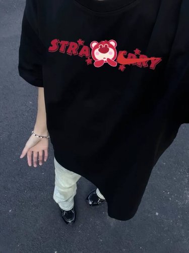 Nike 耐克 联名草莓熊圆领短袖男女同款半袖T恤 面料采用26G双纱纯棉面料、经过高温预缩处理，配套同缸1X1螺纹，反复水洗不易变形。 定位裁剪、版型纯正、上