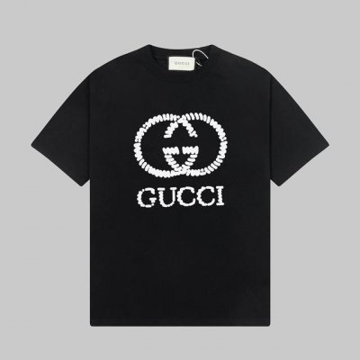 Gucci 古驰25Ss春夏新品印花圆领短袖T恤， 经典款饰互扣式双G超大造型印花。 定制240克同缸染面料 手感非常舒服 春夏最新砖柜同步 Os落肩版型 时尚