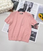 Fendi 经典Ff镂空Logo字母提花针织衫 这款真的是美得冒泡春天里就要穿这种能抬人气质 明媚洋气的单品必须由德国进口机编织 普通机器根本织不出来 面料超级