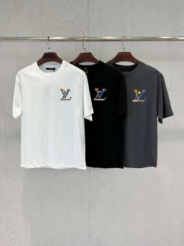新品 香港洋行渠道货，2025春夏新款V登彩色花卉标识涂鸦男士纯棉圆领短袖T恤。这款T恤衫采用客供定制平纹针织棉布，不仅触感柔软舒适，更在透气性与吸湿性上表现出
