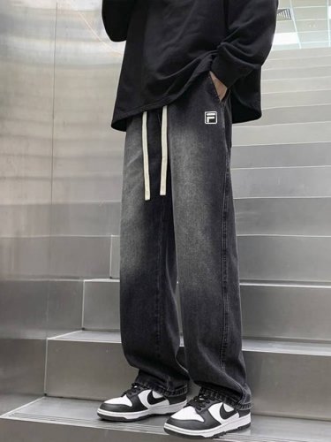 fila 斐乐 海外版美式高街简约风渐变水洗直筒牛仔裤休闲裤长裤 男女同款 每件裤型采用渐变水洗工艺 让整件裤子色彩更有层次感 个性前卫 插兜处鳄鱼刺绣贴标 抽