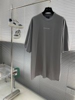 balenciag 标识反光短袖 定制奢密双纱全棉平纹绸 手感柔软 舒适贴肤 以高级灰为主色调 是时光淬炼的优雅 前后饰以Balenciag 标识字母点缀 增添