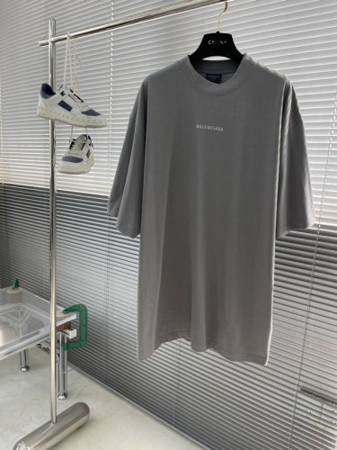 balenciag 标识反光短袖 定制奢密双纱全棉平纹绸 手感柔软 舒适贴肤 以高级灰为主色调 是时光淬炼的优雅 前后饰以Balenciag 标识字母点缀 增添
