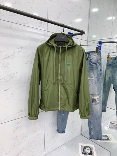 prada 普拉达 2025Aw开春新品 Go 休闲连帽夹克外套 贸易公司渠道稀出 该款夹克外层超柔聚酯纤维防风防水 功能与时尚型兼具 100%聚酯纤维成分的织