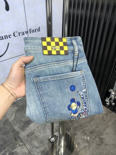 lv。2025春夏高级时装感，超柔牛仔面料 , 浅色洗水牛仔裤。 面料很特殊，超细精仿棉纱混纺，超柔舒适感。 具备牛仔随性感 ,休闲感 ,6亦有轻松感 ,时尚感