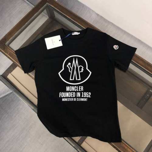 Moncler 蒙口 24Ss夏季新款圆领短袖T恤！270克重磅高端纯棉面料，手感质感都极完美！修身裁剪设计干净利落！时尚又好看！走线做工非常精致！版型效果超赞