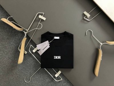 Dir**合身版型M-Xxxl 25春夏顶级黑色刺绣经典短袖，精致工艺专柜面料，顶级元素融合打造，经典短袖3标齐全，潮男时尚，无论是上身舒适度还是都是无可比拟的