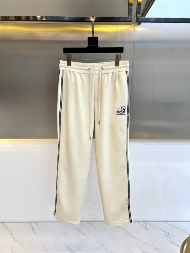 Lowe罗意威、25S新品男士抽绳运动卫裤，全新发布新款定制，细节一丝不苟，打造出了常青树的百看不腻以及舒适百搭。休闲运动裤作为随时随地男人都能穿搭的时尚单品之
