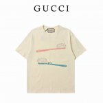 Gucci 古驰 牙刷图案高克重印花短袖T恤 选用客供定制针织100%纯棉面打造,面料手感细腻，厚实有质感的纯棉布，高密度的机织工艺，如棉絮般柔紧致舒适，有挺括
