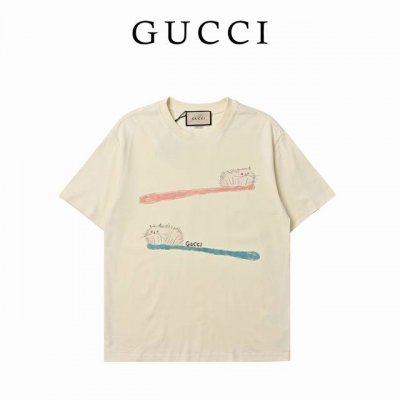 Gucci 古驰 牙刷图案高克重印花短袖T恤 选用客供定制针织100%纯棉面打造,面料手感细腻，厚实有质感的纯棉布，高密度的机织工艺，如棉絮般柔紧致舒适，有挺括