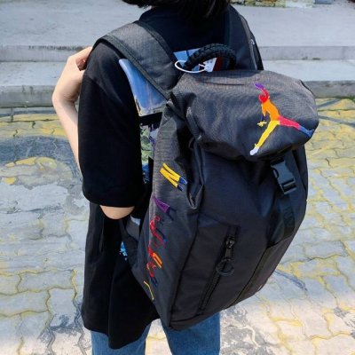 版本 耐克乔丹彩虹刺绣飞人双肩包男女情侣款。 超大容量旅行双肩背包，多个收纳隔层，内置电脑夹层。 一眼就看中这款包，等了好长时间才拿到，到手发现质量真的超级好。