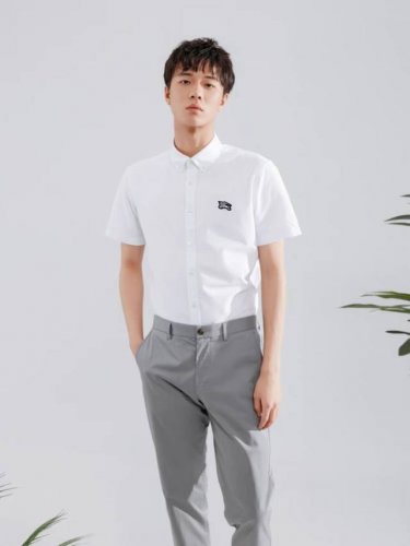 burberry 巴宝莉战马顶级丝光牛津面料 他家的最最经典衬衫系列 战马纯色牛津短袖衬衫 经典的款式每年都是爆款 做工的细节很到位 就连一个小扣子都有细节 扣