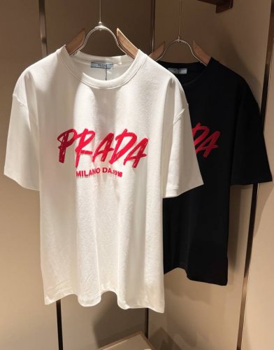 prad*A普*达2025春夏新款男女同款短袖T恤，最新款全网独家首上！！~既经典有时尚百搭，谁不爱啊，将经典再次展现，非常的耐看，自带低奢光环与辨识度！Pr*