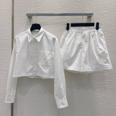 Louis Vuitto*2025Ss新款衬衣套装 可A可乖的风格 版型属于谁都好驾驭的 日常通勤穿什么的都是很Ok的 满满小细节太加分了 做工精致 减龄时尚