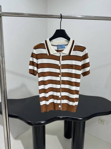 新品羊毛混纺条纹polo衫 减龄条纹图案设计 饰品牌标识刺绣图案 polo领口 纽扣开合 弹力修身版型 百搭款 棕色