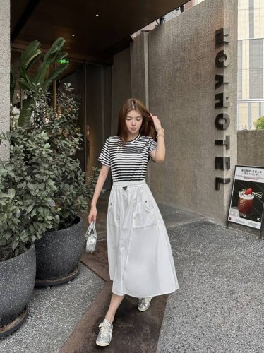 prada* 新款连衣裙 条纹拼接设计 收腰显瘦 经典三角标 高品质 两色三码Sml