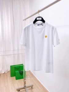 Tu 范思哲 2025春夏新款首发专柜最新款圆领短袖 高端订制 设计前卫时尚 品牌Logo重工艺设计 高端定制100支双面丝光棉面料.手感柔软.穿着舒适.专柜级