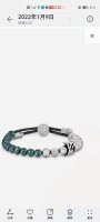 Lv路易威登Monogram Beads 手链 M00511 展现材质和色调的多元融合，为年轻的品牌爱好者打造趣味之选。点缀 Lv 标识的摁扣可调节长度，链条末