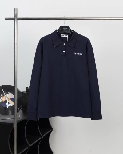 款号#M01 Miumiu 24Ss纯棉珠地长袖polo 原版驻地面料，下摆侧开叉式 宽松版型男女都可螺纹针织袖口和下摆，刺绣Logo,白色扣，24早秋必备女神