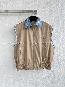 爆款翻单预定 格子领拉链马甲 选用100%棉 以卡其色的主体简约大气，格纹的领口和毛边袖口拼接，增添了几分活泼与俏皮，形成视觉亮点。面料手感舒爽细腻，非常有质感