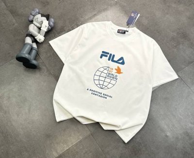 潮牌Fila斐乐官网同款同步短袖！胸口Logo点缀胸前，简约又不失时尚感，一眼就狠狠拿捏住了！正肩版型对各种身材都很友好，穿起来整个人显得挺拔又精神，瞬间男友力