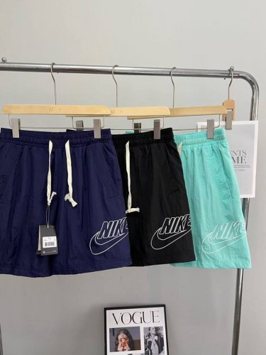 nike耐克速干短裤 男子学院风梭织短裤夏运动裤透气休闲网眼刺绣Nk Sportswear 男子学院风梭织短裤采用轻盈起皱梭织面料，搭配网眼布里料，便于夏日穿搭