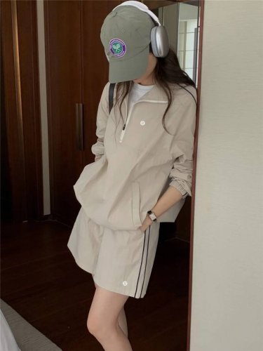 露露乐蒙Lululemon 被追问！Lululemon 这套绝了 宝子们，Lululemon 夏季新款女式速干防晒运动套装来袭，宽松休闲两件套，时尚与功能兼具，