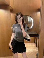 上新 曲珠针织 tb 狗狗针织短袖 真的谁能不爱这款腊肠狗针织衫 狗狗造型超可爱 经典四条杠气质灰色 千金感满满 名媛必备 无敌了 均码衣长54胸围86面料高弹