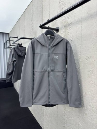 X.CostumeNew Arrivals公司 Arc’Teryx ｜Gamms Mx 软壳冲锋衣 工艺说明：采用定制客供面料，户外运动梭织防风速干透气软壳 版型立体裁剪，全身多处