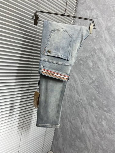 巴‘’ 2025春夏高级时装感，超柔牛仔面料 , 浅色洗水牛仔裤。 面料很特殊，超细精仿棉纱混纺，超柔舒适感。 具备牛仔随性感 ,休闲感 ,有轻松感 ,时尚感。