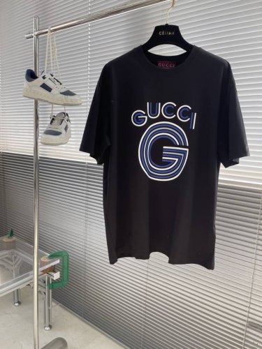 gucc。2025Ss春夏新品时尚印花短Tee 胸前Gg字母印花，辨识度极高，客供高支纯棉打造，定制螺纹领口 舒适透气 柔软亲肤 贴身毫无束缚感 剪裁堪称完美