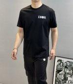 Dio*R迪奥25S春夏圆领T恤.优质190G丝光棉布制成，机织技术，相比于普通面料更加富有质感......胸口Dior联名石头岛字母造型绘制而成的经典标签，常