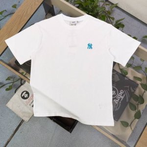 高版本 2025新款Mlb洋基队Ny刺绣小标Logo窗花图案印花休闲情侣短袖T恤，选用了260克双纱爽滑棉面料制作而成。精细的做工和清晰的纹路让贴身穿着更加舒适