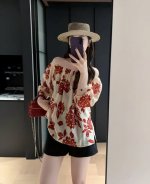 爆款来袭 高级感轻奢洋气印花亚麻一字肩上衣 泡泡袖设计复古可爱，能巧妙修饰手臂线条 。衣身底色搭配红色花卉印花，复古又吸睛，整体风格浪漫且富有夏日气息 Smlx