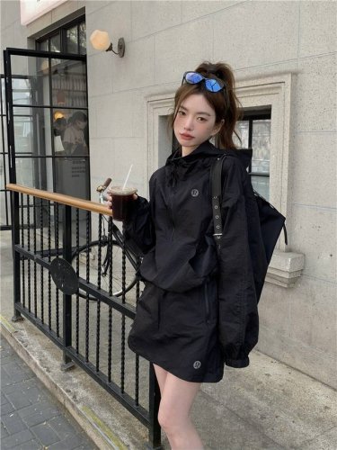 露露乐蒙Lululemo 三标齐全 高品质 工装速干防晒皮套装短裙 夏季，女生们精心打造的休闲运动防晒套装闪耀登场！这不仅仅是一套普通的服装，更是时尚与实用的完