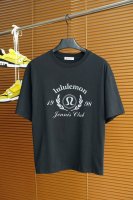 lulu_2025春夏系列新品 男士圆领短袖奢华品牌字母Logo标识标注上身就能体会这款设计带来的年轻与时尚感！整体时尚而有潮流，采用顶级欧洲双面丝光棉面料 柔