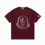隔天到 Moncler 蒙口 2025早春新款 官网同步 直喷模糊字母Logo 定制袖章 男女同款 短袖T恤 定制300克 ％双纱纯棉面料 定染32支双股螺纹