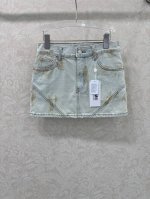 马吉拉Mm6 25牛仔低腰半裙 延续品牌风格不走寻常路 定位重工洗水工艺印刷做旧 涂料进口面料质感挺阔 细腻舒适 洗水色系 大胆的风格真的太爱了 单色3码Sml