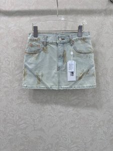 马吉拉Mm6 25牛仔低腰半裙 延续品牌风格不走寻常路 定位重工洗水工艺印刷做旧 涂料进口面料质感挺阔 细腻舒适 洗水色系 大胆的风格真的太爱了 单色3码Sml